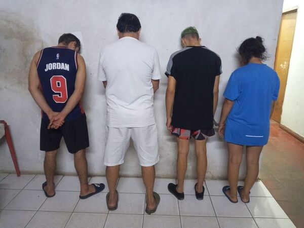 Detenida al ir de visita junto a su novio en la Comisaría 52ª - Nacionales - ABC Color