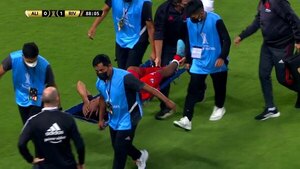 Apoyado por los hinchas, así se retiraba Rojas del estadio en ambulancia