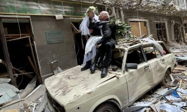 Una pareja se casó en Járkov, ciudad devastada por la guerra en Ucrania