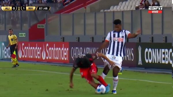 Así fue la durísima patada a Robert Rojas en Perú