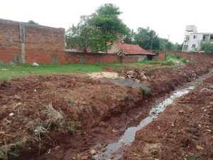 Comuna encarnacena abrió canal de desague para evitar inundaciones en B° Ka´aguy Rory