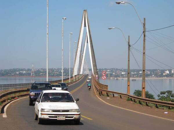 MILAGRO EN EL PUENTE INTERNACIONAL: ENFERMERA DE CANDELARIA SALVÓ LA VIDA DE UN BEBÉ - Itapúa Noticias