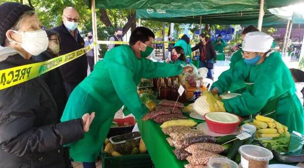 Feria por Semana Santa se realiza frente al INDERT