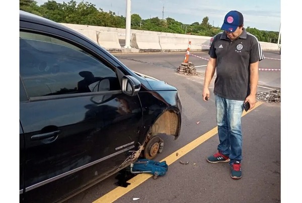 Diario HOY | Conductor reventó su rueda a causa de un bache en el Corredor Vial Botánico