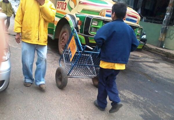 Unesco: trabajo infantil y pobreza elevan el riesgo de deserción escolar en varones - Mundo - ABC Color