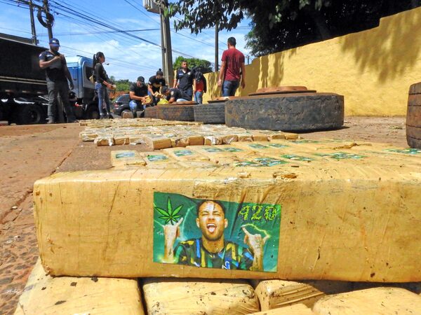 Marihuana en paquetes con foto de Neymar - El Independiente