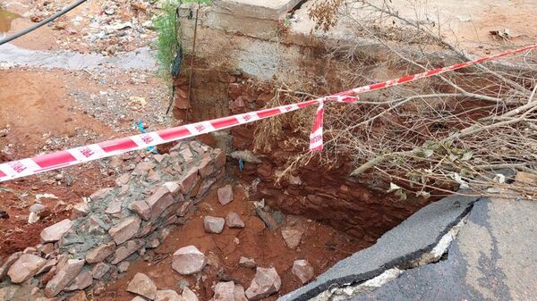 Cedió parte del puente hace más de una semana en Villa Elisa y vecinos claman solución - Nacionales - ABC Color