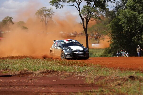 Domínguez lidera de forma indiscutible el Nacional de Rally