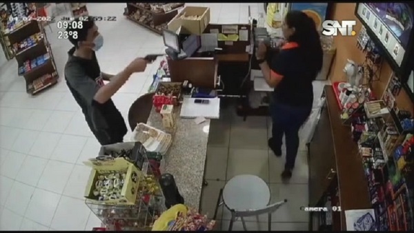 Diario HOY | VIDEO: Asaltan estación de servicios y cubren huída disparando contra policías