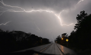 Persiste alerta de lluvias con tormentas eléctricas y vientos muy fuertes - Noticiero Paraguay
