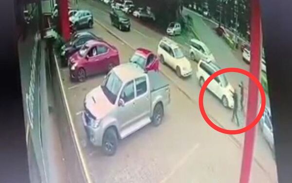 Gavilla intercepta a un taxista, pero aborta asalto al ver a policías - ABC en el Este - ABC Color