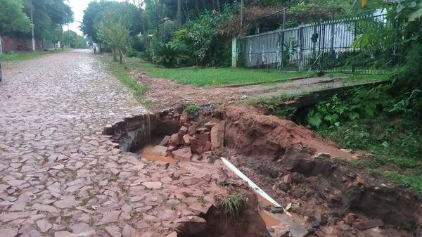 Quejas por obras de alcantarillado sanitario, que dejan calles y veredas destruidas, en Yaguarón - Nacionales - ABC Color