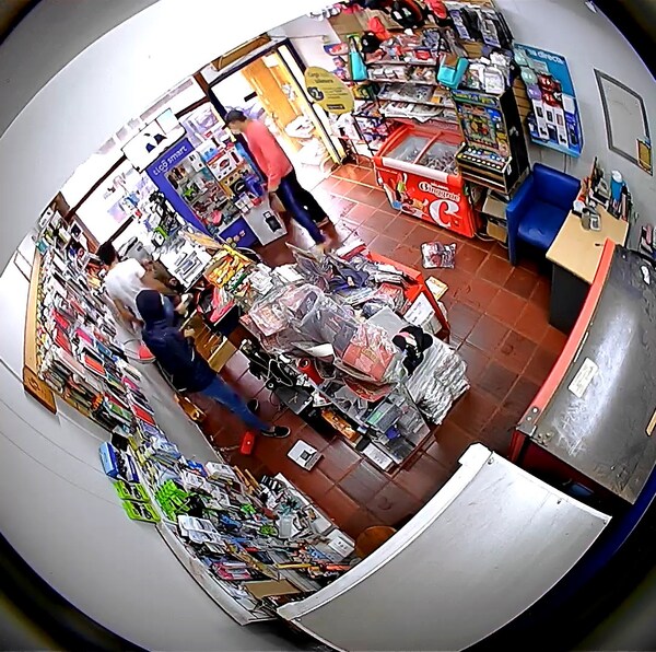 Fingen ser clientes y asaltan en un local en el centro de Obligado