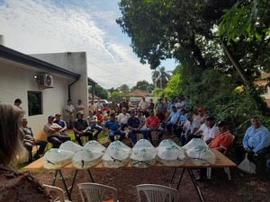 PROGRAMA DEPARTAMENTAL DE PISCICULTURA ENTREGÓ ALEVINES A PRODUCTORES DE FRAM - Itapúa Noticias