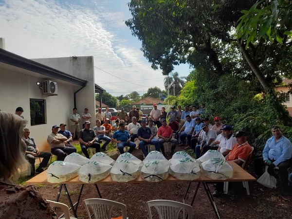 PROGRAMA DEPARTAMENTAL DE PISCICULTURA ENTREGÓ ALEVINES A PRODUCTORES DE FRAM - Itapúa Noticias
