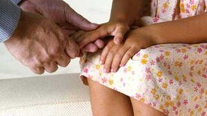 Dopaba, abusaba y golpeaba a su hijastra