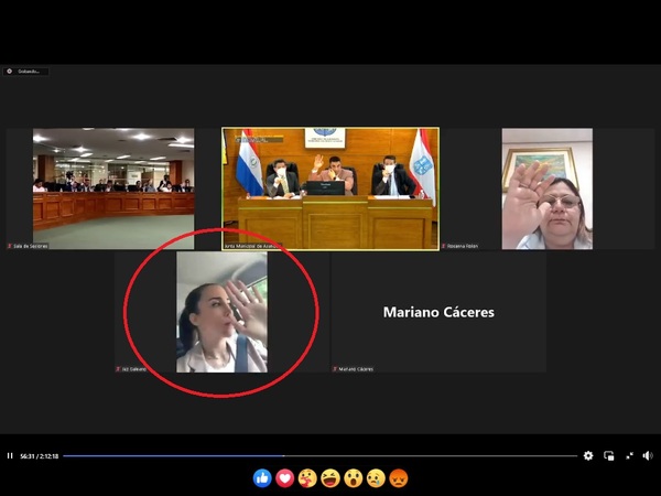 La concejal Jazmín Galeano sesiona mientras conduce su auto