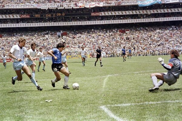 Hija de Maradona pone en duda que camiseta en subasta sea la de la “Mano de Dios” - Fútbol - ABC Color