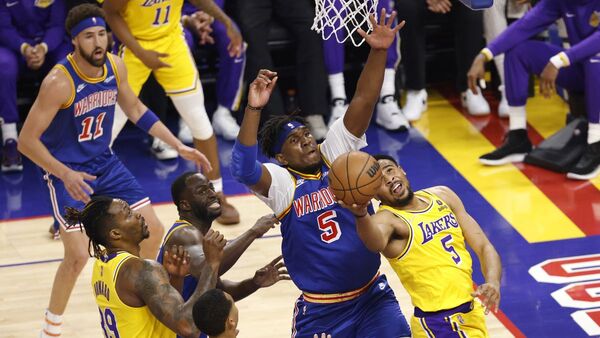 Los Warriors se aprovechan de unos Lakers sin estrellas ni nada en juego