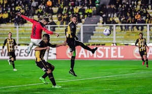 Libertad empata en la altura por la Libertadores