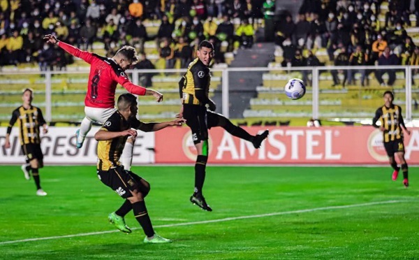 Libertad empata en la altura por la Libertadores