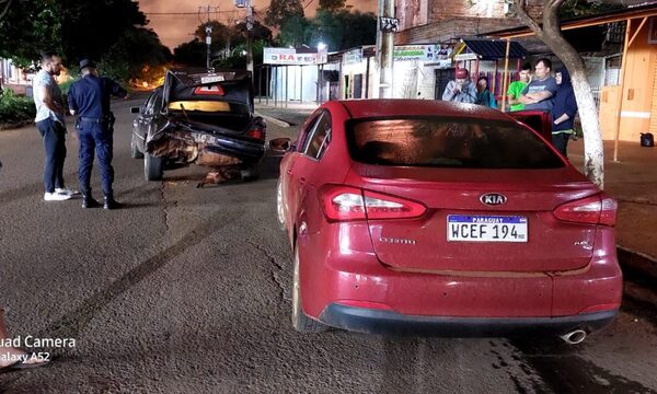 Borracha chocó contra vehículo estacionado