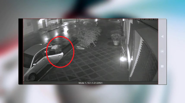 Forzó ventanilla de auto y hurtó objetos de valor