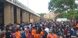 Estudiantes exigen renuncia de Hugo Javier - Nacionales - ABC Color