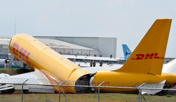 Avión se parte en dos | 1000 Noticias