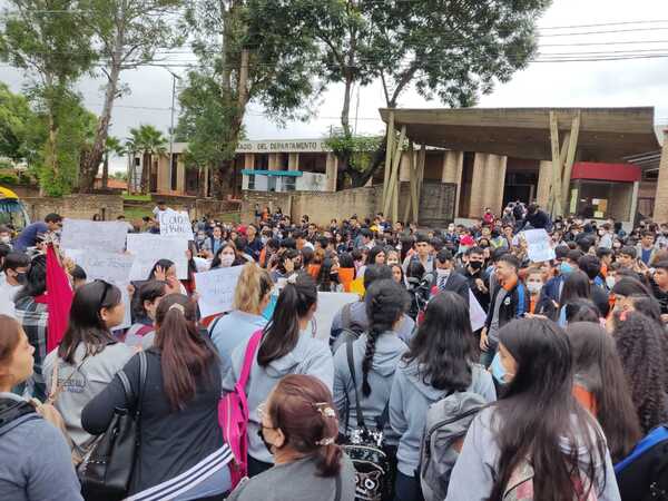 Diario HOY | Realizan protesta en la Gobernación de Central ante recorte de rubros en colegios técnicos