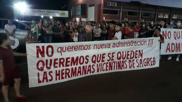 Crónica / Aso de padres lucha para evitar que un cole se privatice