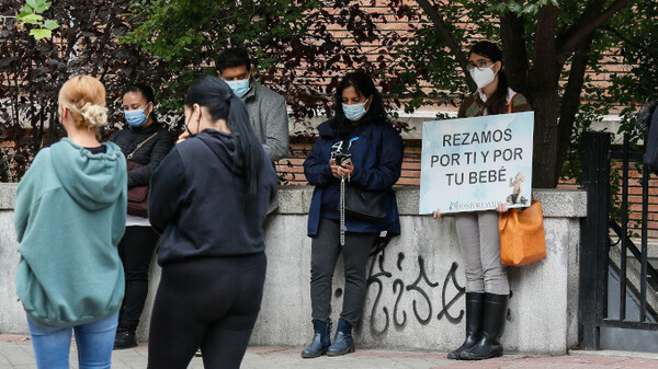 Llevando la estupidez a un nuevo nivel: En España podrás ir preso por rezar frente a una clínica abortista