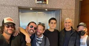 La Nación / El traductor paraguayo de los Foo Fighters cuenta cómo fue su experiencia con la banda en nuestro país