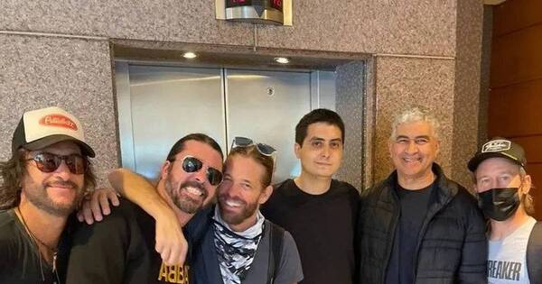 La Nación / El traductor paraguayo de los Foo Fighters cuenta cómo fue su experiencia con la banda en nuestro país