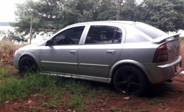 Encuentran abandonado auto utilizado durante asalto frustrado