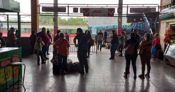 La Nación / No liberarán horario de buses en la terminal, pero esperan importante movimiento de pasajeros