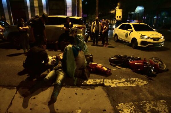 Choque de moto y camioneta en el microcentro deja dos heridos - Nacionales - ABC Color