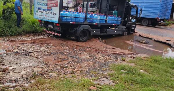 La Nación / Av. Avelino Martínez se convirtió en una mini versión de la luna tras temporal y nadie se hace cargo