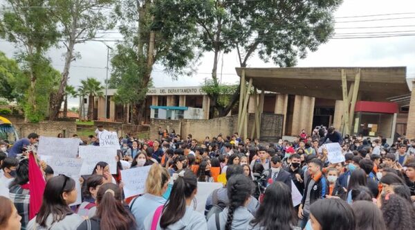 Protestan contra recorte de rubros en Central - ADN Digital
