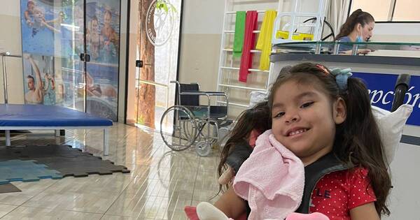 La Nación / Génesis, la pequeña que debe ir a Ecuador a realizarse sesiones de Terapia Regenerativa
