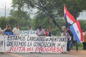 Cerraron la ruta PY01 y exigen asfaltado del camino que une San Juan, Misiones con el cruce Yvyraty - Nacionales - ABC Color