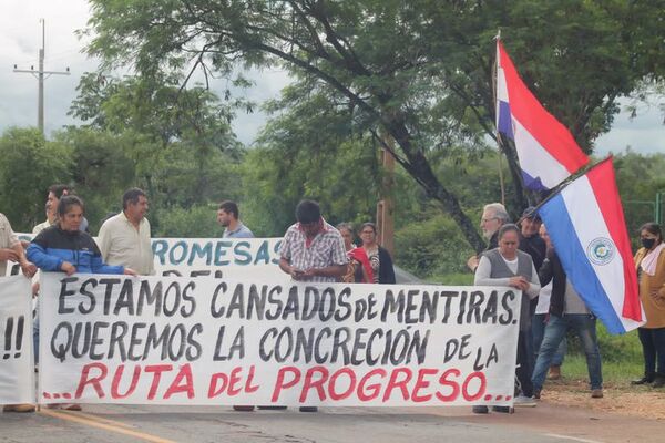 Cerraron la ruta PY01 y exigen asfaltado del camino que une San Juan, Misiones con el cruce Yvyraty - Nacionales - ABC Color