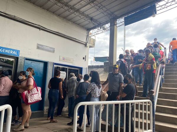 Pasarela Nanawa-Clorinda, habilitada: denuncian burocracia y largas filas para pasar al lado argentino - Nacionales - ABC Color