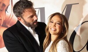 Jennifer Lopez y Ben Affleck se comprometen oficialmente