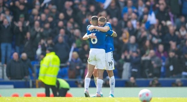 Everton toma oxígeno a costas del pobre Manchester United