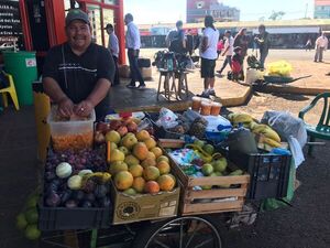 Valentía y perseverancia: 30 años ofertando sus productos en la Terminal de Encarnación