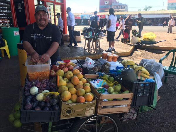 Valentía y perseverancia: 30 años ofertando sus productos en la Terminal de Encarnación