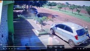 Crónica / [VIDEO] A cascotazos hizo correr a la muerte que los vino a buscar