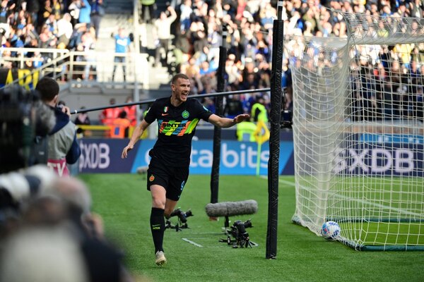 Inter de Milán gana 2-0 a Hellas Verona y se coloca segundo