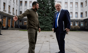 Boris Johnson viajó a Kiev, se reunió con Zelensky y ofreció blindados y misiles antibuque